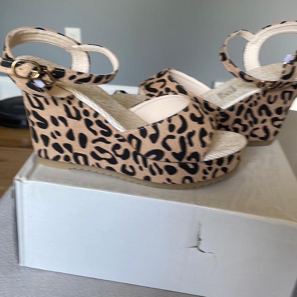 Women’s leopard 8.5 new wedges.brand new never worn.